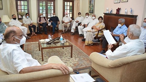 शरद पवारांच्या घरी विरोधकांची बैठक; तिसऱ्या आघाडीची कसरत?