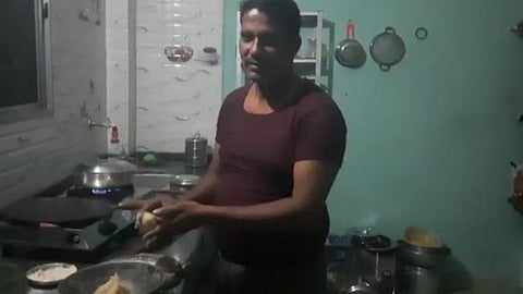 गाव लई न्यारं! महिलाही पुरुषांप्रमाणे करतात खुर्चीवर आराम