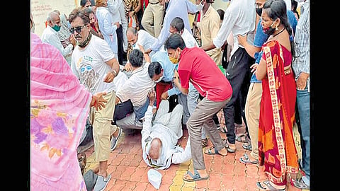 वाळूज परिसरातील (जि.औरंगाबाद) बजाजनगर येथील लसीकरण केंद्रावर सोमवारी झालेली चेंगराचेंगरी.