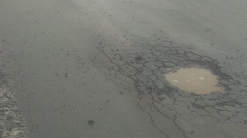 पाथरी रोडला खड्डे 
