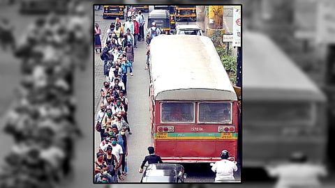 बससाठी चाकरमान्यांच्या रांगा; लोकल सर्वसामान्यांसाठी बंदच 