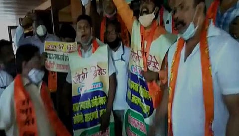 आदित्य ठाकरेंच्या बंगल्याबाहेर संभाजी ब्रिगेडची घोषणाबाजी