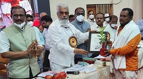 लोहा येथील कृषी सहाय्यकाचा सन्मान करताना कृषीमंत्री भूसे