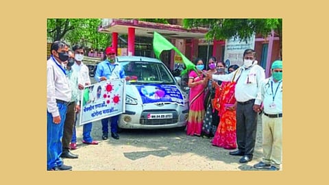 लसीकरण जनजागृतीसाठी स्‍वखर्चातून शिक्षकाने उभारला संदेश रथ 