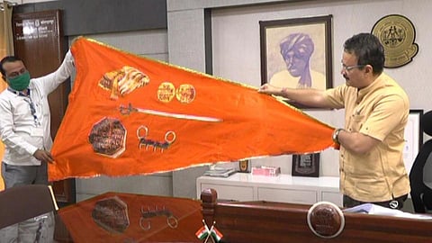 शिवस्वराज्य दिनाच्या झेंड्यावर भवानी तलवार आणि जिरेटोप 