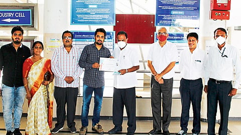 औरंगाबाद : अनुप भदे याचा प्रशस्तीपत्र देऊन सत्कार करताना आमदार सतीश चव्हाण. यावेळी  प्राचार्य डॉ. उल्हास शिऊरकर, प्रा. संजय कल्याणकर, मिलिंद भदे, वृषाली भदे आदी. 
