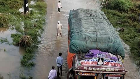 कोल्हापूर-सांगली महामार्ग सुरू; उदगाव टोल नाक्याजवळ पाणी कमी 