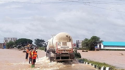 तब्बल चार दिवसांनी  पुणे - बंगळूर राष्ट्रीय महामार्ग सुरु 