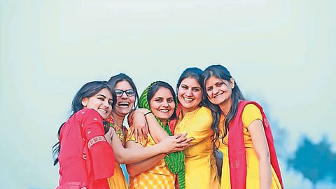 शेतकऱ्यांच्या मुलींची कमाल! तीन बहिणी एकाचवेळी झाल्या अधिकारी