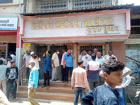भरदिवसा यावलमध्ये थरार..डोक्याला बंदूक लावून सराफ दुकान लुटले 

