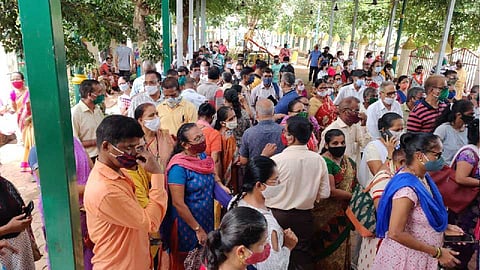 पुणे : लसीकरण केंद्र पुन्हा गजबजली