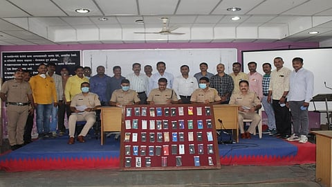 नांदेड : स्थानिक गुन्हे शाखेच्या पथकाने आठ लाख रुपयांचे ५१ मोबाईल शोधून काढले आहेत. पथकासमवेत पोलिस अधीक्षक प्रमोदकुमार शेवाळे, अतिरिक्त पोलिस अधीक्षक निलेश मोरे, विजय कबाडे, पोलिस निरीक्षक द्वारकादास चिखलीकर आदी. 
