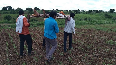 नांदेड : मतदानाचा हक्क बजावूनही मुखेड तालुक्यातील सोनानाईक व मुन्नानाईक तांडा येथील नागरिकांना ७४ वर्षानंतरही रस्ता नसल्याने कसरत करावी 
लागत आहे.   
