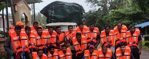 गणपतीपुळे मालगुंडहून 22 जणांची रेस्क्यू टीम चिपळूणला रवाना