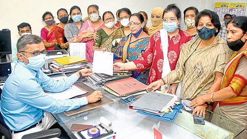 नांदेड : पेट्रोल, डिझेल, घरगुती गॅस आणि खाद्य तेलाच्या किंमती वाढल्याबद्दल केंद्र सरकारचा महिला कॉँग्रेसतर्फे निषेध करून जिल्हाधिकारी कार्यालयात शुक्रवारी निवेदन देण्यात आले. 
