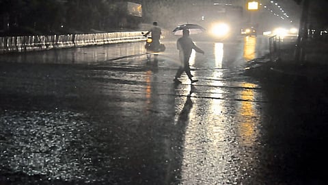 औरंगाबाद : शहरात बुधवारी (ता. १४) रात्री मुसळधार पाऊस झाला. पुंडलीकनगर रस्‍त्यावरील हे छायाचित्र.