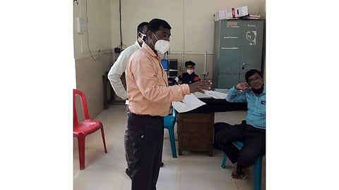 नांदणी आरोग्य केंद्रात राडा; अधिकाऱ्यांना धरले धारेवर 