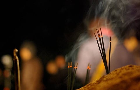 घरात भूत असल्याचे सांगत महिलेला दिले अगरबत्तीचे चटके 