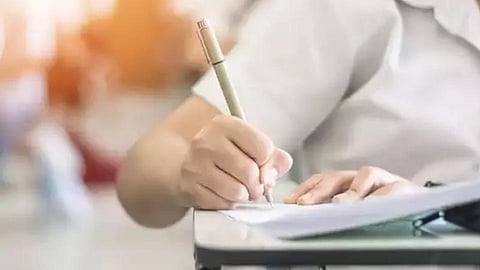 नियतीनं केला घात; वडिलांच्या निधनाचं ओझं घेऊन आदित्यची 'परीक्षा'