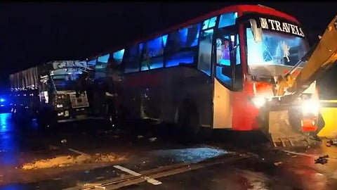 ट्रक-बसचा भीषण अपघात; 18 जणांचा मृत्यू, 19 जखमी