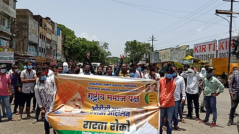 संविधान चौकात रविवारी रास्तारोको आंदोलन करताना राष्ट्रीय समाज पक्षाचे पदाधिकारी व कार्यकर्ते. 