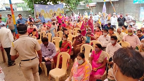 लसीकरणाचा गोंधळ;  कार्यकर्त्यांनी उपायुक्तांनी  धरले धारेवर 