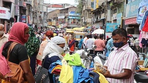 अखेर तीन महिन्यांनी शटर उघडले;  ग्राहकांची सहकुटुंब गर्दी 
