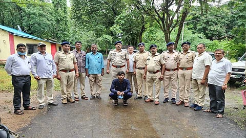 कोब्रा सापाबरोबर खेळ, इन्स्टाग्रामवर व्हिडिओ अपलोड करणं सर्पमित्राला पडलं  महाग 
