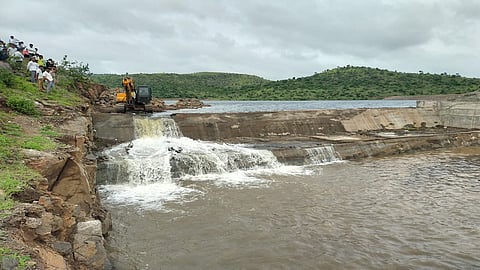 किल्लेधारुर (जि.बीड) तालुक्यातील आरणवाडी साठवण तलावाचा सांडवा पोकलेन यंत्राने फोडताना
