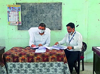 ‘सीईओं’ने केली पाहणी..शाळा इमारती नसल्याने झोपड्यांमध्ये शिक्षण 