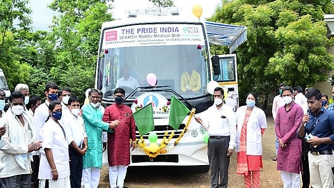 आदित्य बिर्ला कॅपिटलच्या सहकार्याने सुरु करण्यात आलेल्या फिरत्या मोबाईल मेडिकल युनिटचा प्रारंभ सोमवारी (ता.१९) लातूर परिमंडळचे आरोग्य सेवा उपसंचालक डॉ.एकनाथ माले व आमदार ज्ञानराज चौगुले यांच्या हस्ते यांच्या हस्ते फीत कापून व हिरवा झेंडा दाखवून करण्यात आले. 