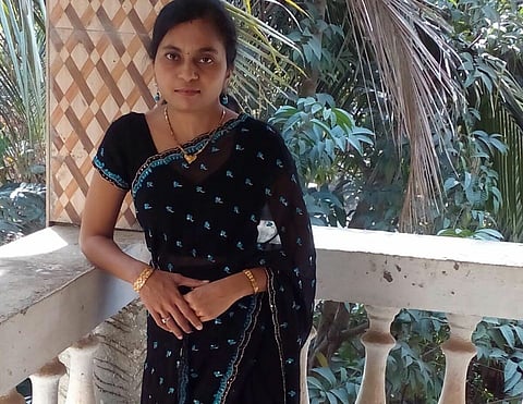कुटुंबच कोरोनाच्या विळख्यात, पतीची प्रकृती गंभीर; पत्नीची आत्महत्या 