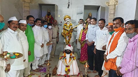 नर्सी नामदेव (जि.हिंगोली) : संत नामदेव महाराज मंदिरात आषाढी एकादशीनिमित्त  महापुजा झाली. 