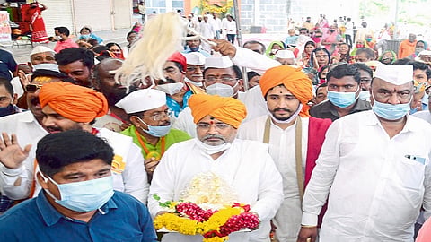 पैठण (जि.औरंगाबाद) : संत एकनाथ महाराज पालखी पंढरपूर वारी प्रस्थान प्रसंगी रघुनाथ महाराज गोसावी, रोजगार हमी योजना मंत्री संदिपान भुमरे, रेखाताई कुलकर्णी, नंदलाल काळे यांच्यासह वारकरी व भाविक. पालखीतील पादुका घेऊन जाताना मान्यवर. (छायाचित्र : अशिष तांबटकर) 
