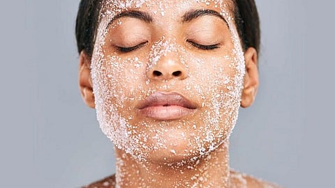 घरीच करा Sugar Scrubs; चमकेल स्किन, दिसेल खूप सुंदर