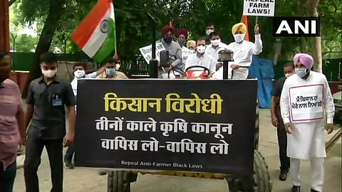 ट्रॅक्टरवर स्वार होत राहुल गांधी संसदेत 