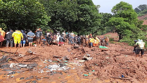 वाई तालुक्यातील कोंढावळे येथील २ महिलांचा भूस्खलनामुळे तर एका पुरुषाचा छत पडून मृत्यु झाला आहे.