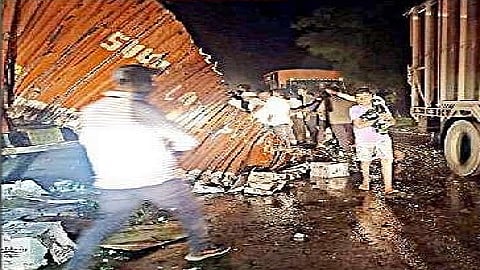 माणुसकीची एैसीतैसी! मदत न करता  कंटनेरमधील बिअरचे बाॅक्स पळविले