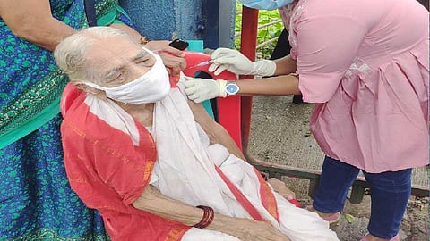 डोंबिवलीत १०३ वर्षांच्या आजीबाईंनी घेतली कोरोना प्रतिबंधक लस 