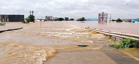 पुणे-बंगळूर हायवे अजूनही वाहतूकीसाठी बंदच 