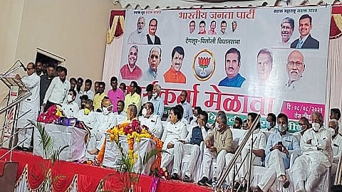 बिलोली (जि.नांदेड) : भाजपच्या पदाधिकारी आणि कार्यकर्ता मेळाव्यात बोलताना भास्करराव पाटील खतगावकर. यावेळी खासदार प्रताप पाटील चिखलीकर, बबनराव लोणीकर, सुनिल कर्जतकर, भाऊराव देशमुख, व्यंकटराव पाटील गोजेगावकर, आमदार राम पाटील रातोळीकर, राजेश पवार आदी उपस्थित होते. 
