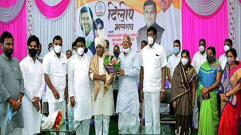 उमरगा (जि.उस्मानाबाद) : महाराष्ट्र प्रदेश काँग्रेस समितीच्या सचिवपदी विठ्ठलसाई साखर कारखान्याचे संचालक दिलीप भालेराव यांची निवड झाल्याबद्दल उस्मानाबाद जिल्हा युवक काँग्रेसच्या वतीने  मुरुमच्या विठ्ठल मंदिराच्या सभागृहात सत्कार समारंभ पार पडला. 