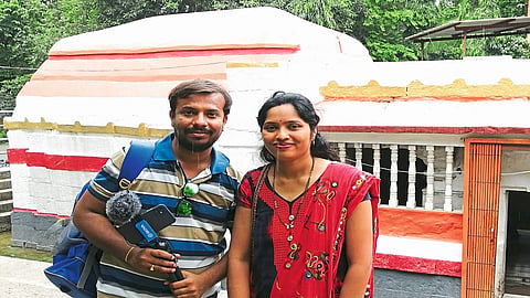 तामसा (जि.नांदेड) : अभियंता रवंदे दांम्पत्य प्रेक्षणीय, ऐतिहासिक ठिकाणांची माहिती यु ट्युबवर सादर करण्याचा अनोखा छंद जपत आहे. 
