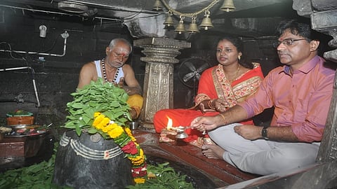औंढा नागनाथ (जि.हिंगोली) : आठवे ज्योतिर्लिंग नागनाथ मंदिरात श्रावणातील पहिल्या सोमवारी नागनाथाची शासकीय महापूजा संस्थानचे अध्यक्ष तथा तहसीलदार डाॅ.कृष्णा कानगुले यांच्या हस्ते सपत्नीक करण्यात आली. 