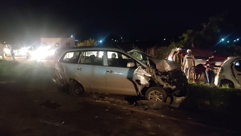 सातारहून पुण्याकडे जाताना शिरवळजवळील धनगरवाडी हद्दीतील निप्रो कंपनीजवळ सहा वाहनांचा विचित्र अपघात झाला.