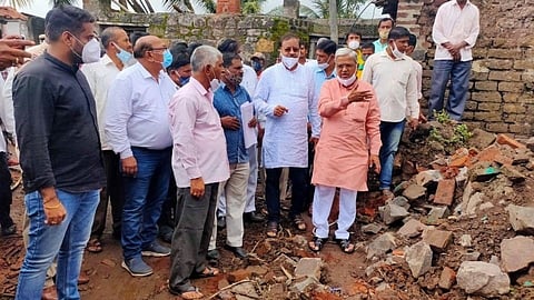 स्थलांतरीत कुटुंबांना १० हजाराची मदत द्या;  पालकमंत्र्यांचा आदेश