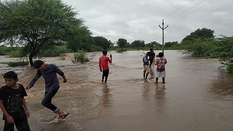 वडीगोद्री (जि.जालना) - वडीगोद्री-नालेवाडी  रस्त्यावरील मांगनी नदीला पूर आला आहे. (छायाचित्र - दिलीप दखने) 