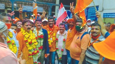 कोकण रेल्वेवर युतीचा झेंडा; मडगाव रेल्वेस्टेशनवर जल्लोष 
