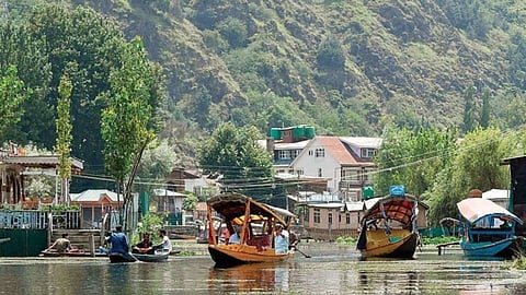काश्मीरची 'ही' 4 ठिकाणे पाहिलीत का? ज्याची 
सुंदरता स्वर्गापेक्षा कमी नाही
