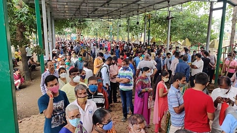 एका लसीच्या डोस साठी नालासोपाऱ्यात रात्रभर नागरिकांचे जागरण